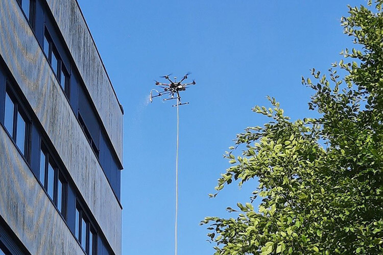 Un drone pour nettoyer les facades